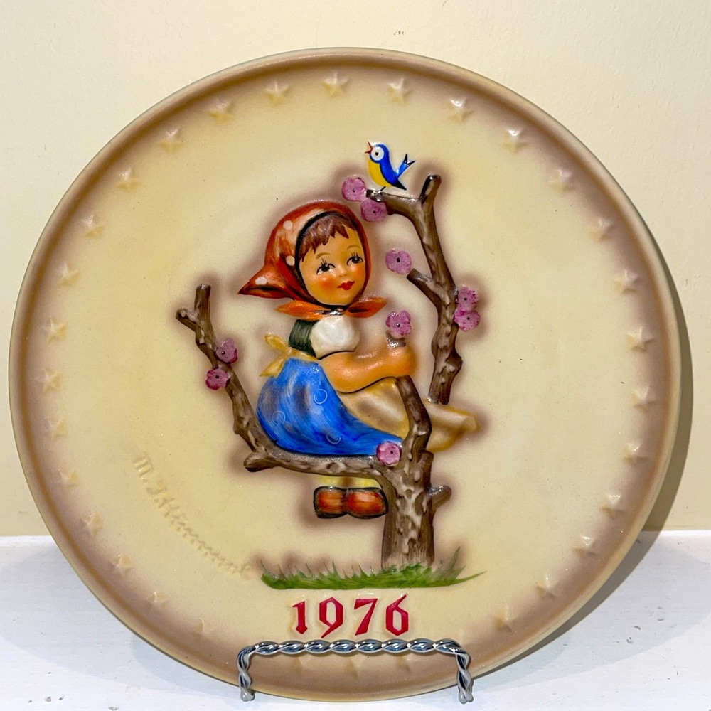 MJ Hummel Goebel  1976 6th Annual “Apple Tree Girl" Decor Plate
